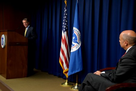 Security Johnson receives DOD Distinguished Public Service Award (29816980943)