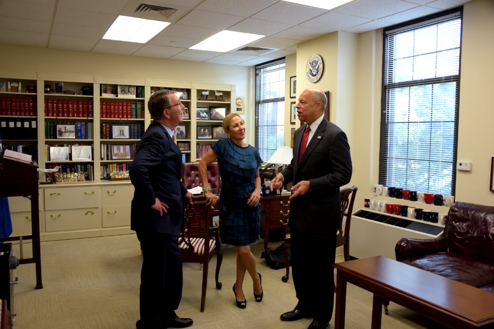 Security Johnson receives DOD Distinguished Public Service Award (30151535640)
