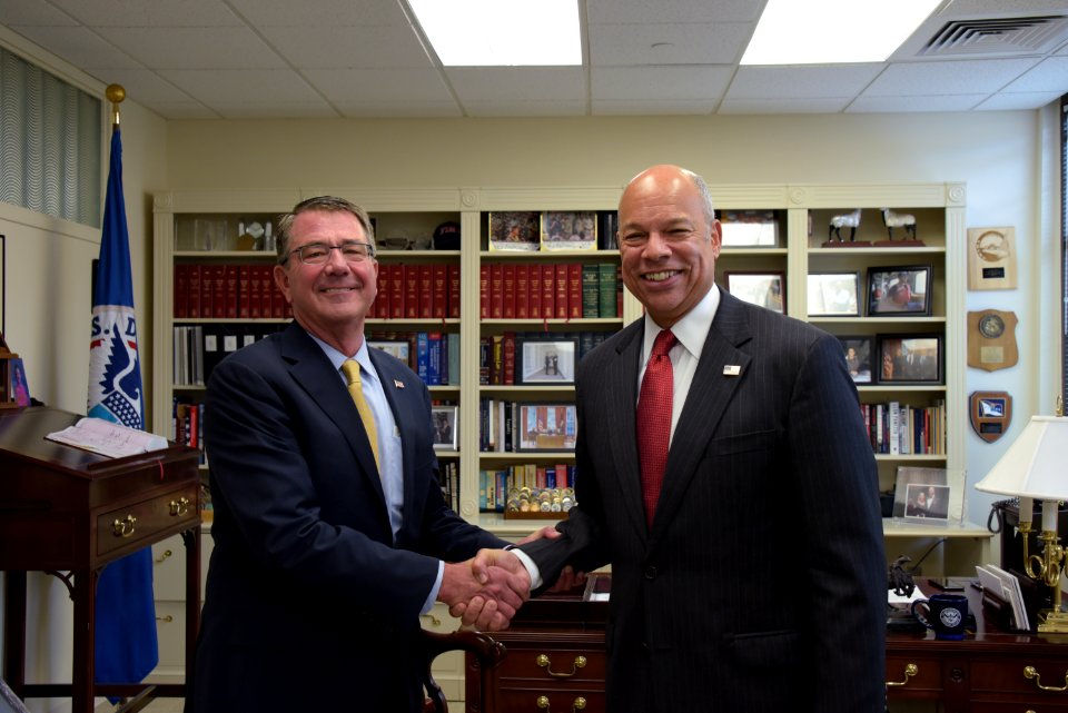 Security Johnson receives DOD Distinguished Public Service Award (30332663722)