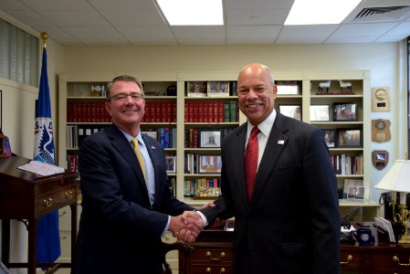 Security Johnson receives DOD Distinguished Public Service Award (30332663722)