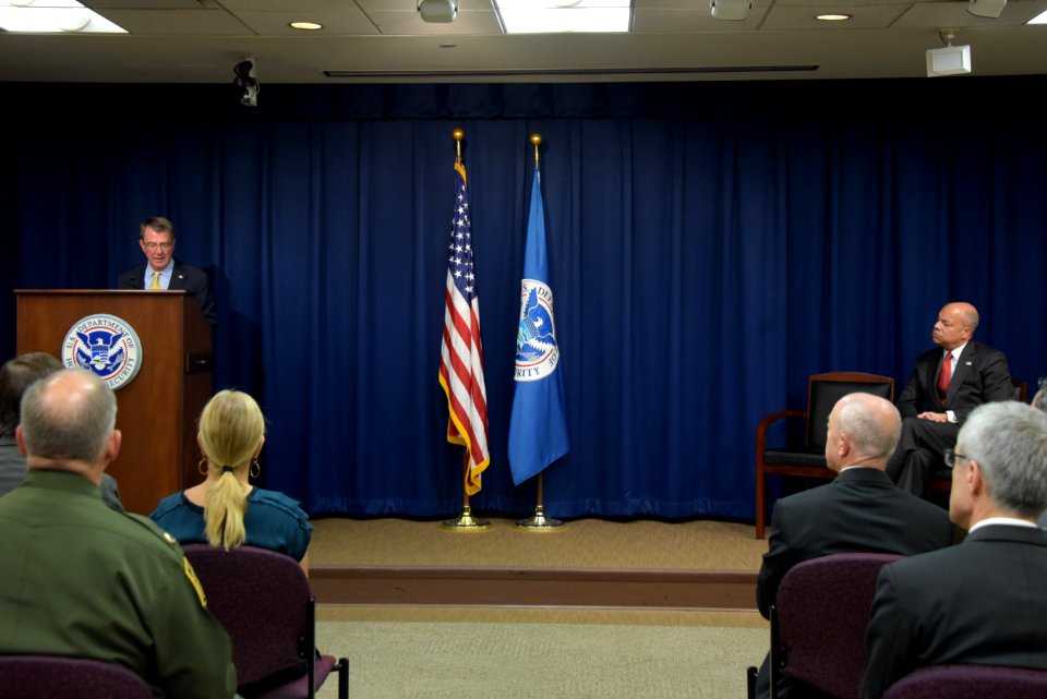 Security Johnson receives DOD Distinguished Public Service Award (29816986843)