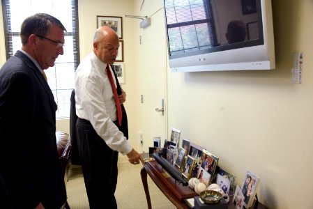 Security Johnson receives DOD Distinguished Public Service Award (30332669662)