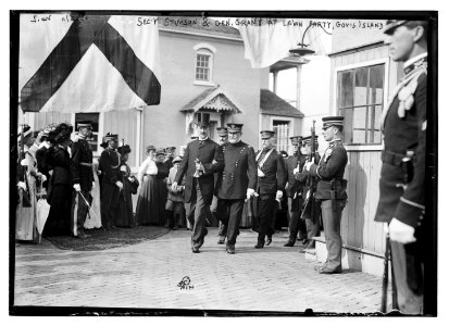 Secy Stimson & Gen. Grant at lawn party, Gov's Island. LCCN2014689229