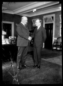 Secy. of the Navy Denby saying goodbye to Lt. R.E. Davidson, U.S.N. who will represent the U.S. Navy in flight to North Pole LCCN2016887121