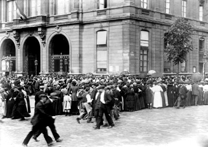 Seeking relief at a Mairie, Paris (LOC)