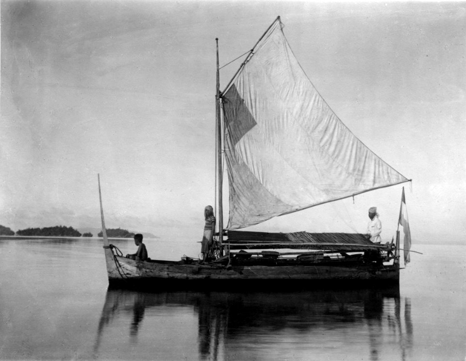 Segelfartyg, en s.k. sopek. En badjoresbåt, utanför Banggaai, Ö. om Celebes, Poso - SMVK - 000181