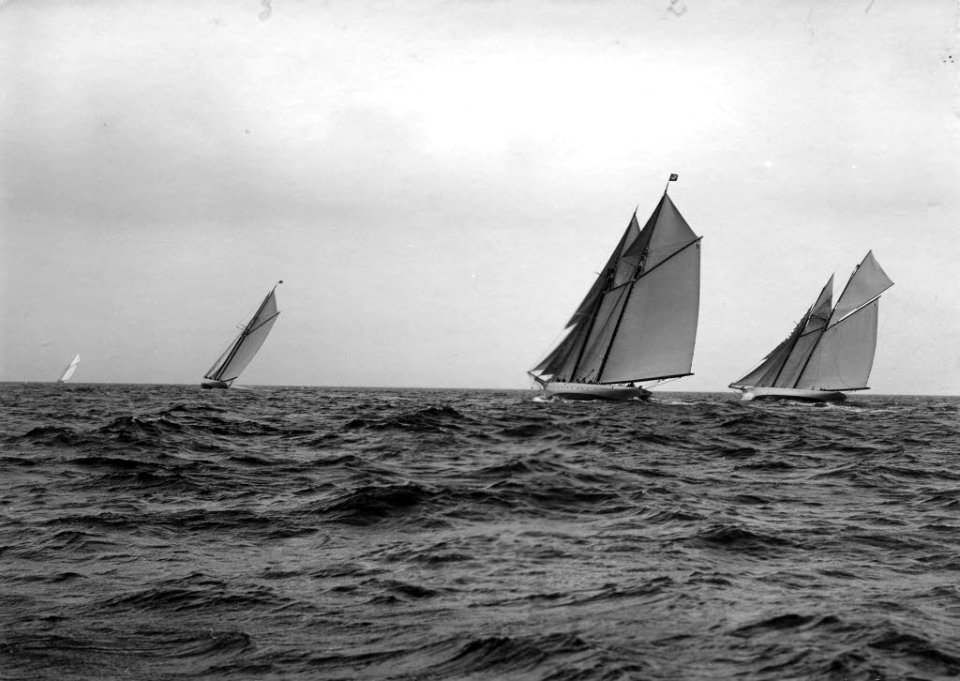 Segelyacht CLARA, IDUNA und METEOR III (Kiel 70.464)