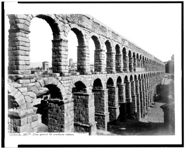 Segovia. Vista general del acueducto romano - J. Laurent. Madrid. LCCN94511939