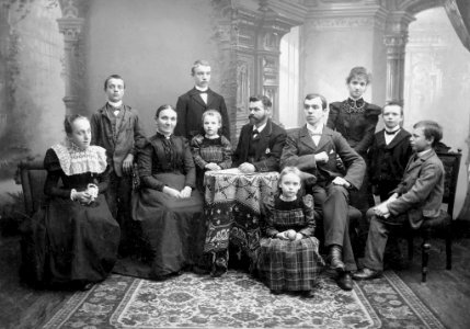 Seemann Otto Lange mit seiner Familie im Photoatelier Renard (Kiel 44.700)