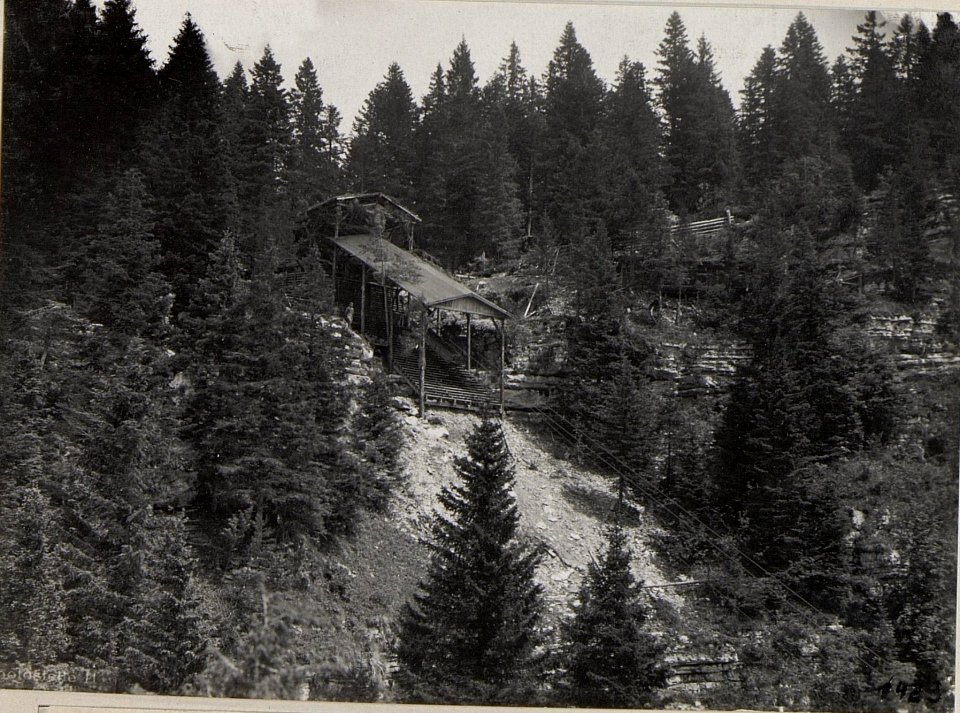 Seilbahn 19.Station Campolongo mit Windbremse. (BildID 15643603)