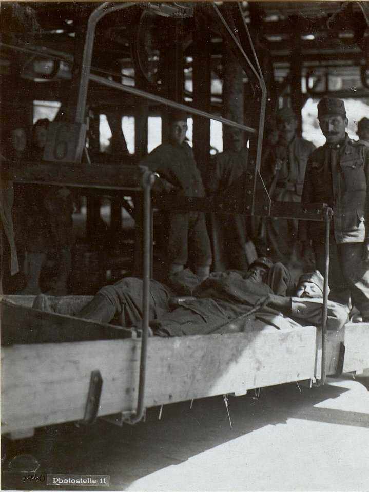 Seilbahn Nr, 70-b. Wagen mit Verwundeten zur Fahrt bereit. (BildID 15643664)