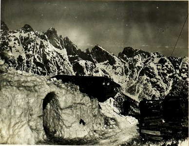 Seilbahnstation, Ober Jama, Hintergrund Weissensteinspitzen. (27-2.1917.) (BildID 15499049)