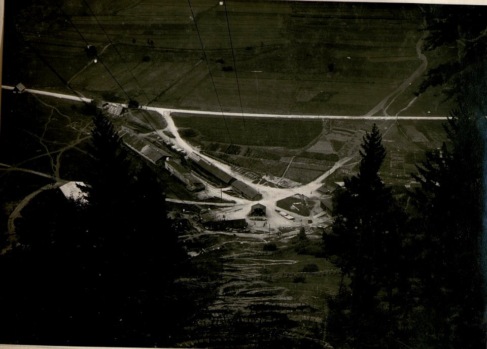 Seilbahnstrecke Strekiza, Blick auf die Seilbahnstation Fella. (29-9.1917.) (BildID 15802785)