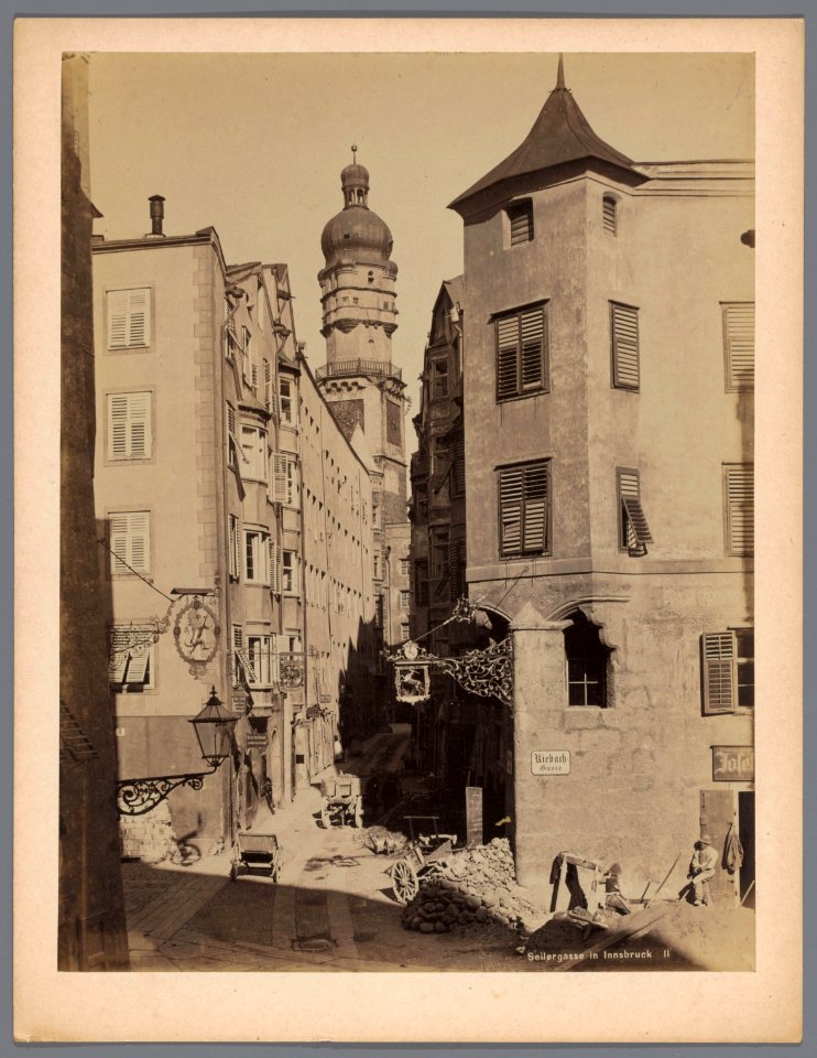Seilergasse met uitzicht op de stadstoren in Innsbruck Seilergasse in Innsbruck (titel op object), RP-F-F02175