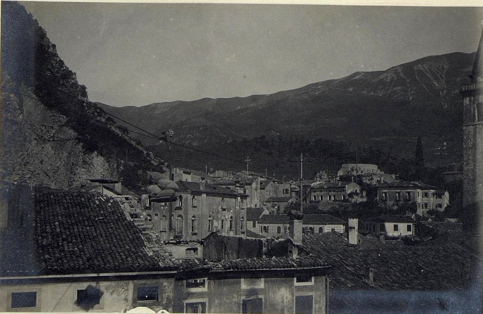 Seilbahnstrecke der Seilbahn II über Vittorio und Seravallo.20m hoch (BildID 15672527)