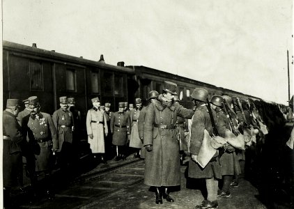 Seine Majestät spricht einen Mann des Sturmbataillons am Bahnhof in Kalusz an, 4.Mai 1917. (BildID 15590963)