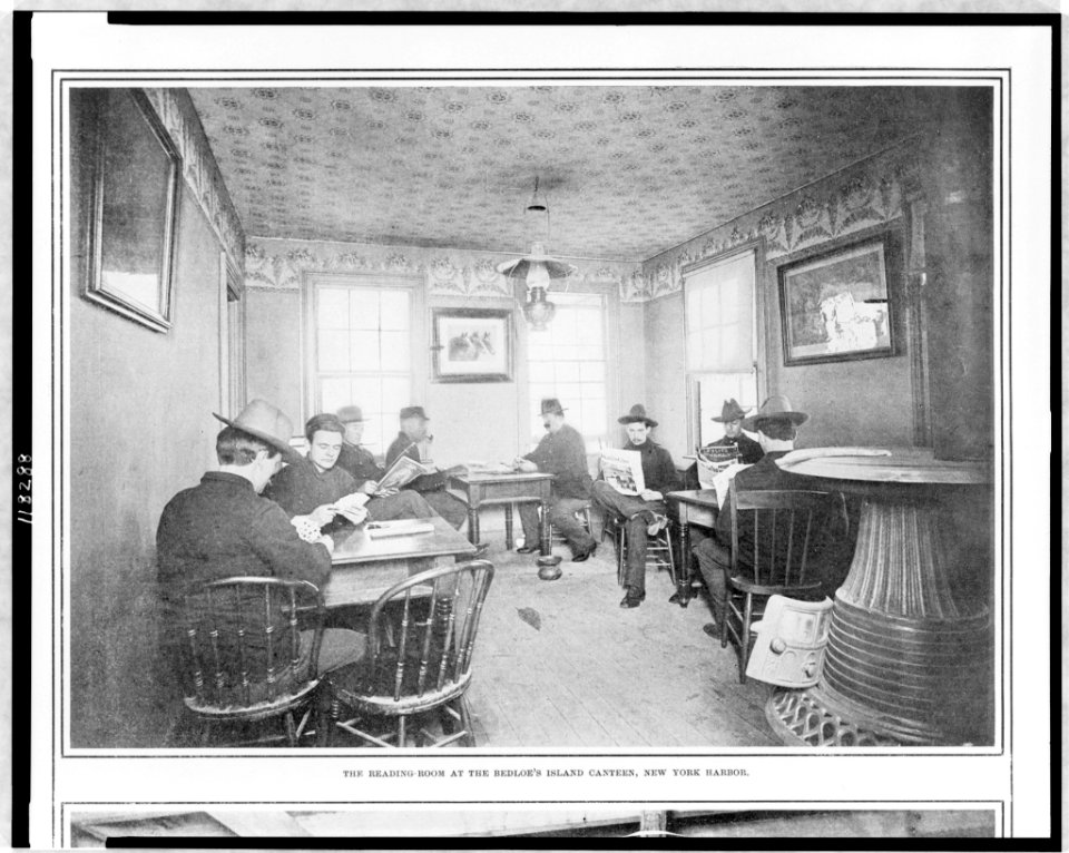The Army canteen as it really is-The reading-room at the Bedloe's Island canteen, New York Harbor - photographed for Leslie's Weekly by its staff photographer, R.L. Dunn. LCCN97513314