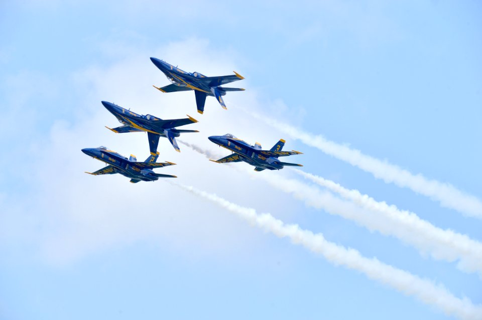 The Blue Angels perform the Double Farvel maneuver during a practice for the Sioux Falls Airshow. (27922091234)