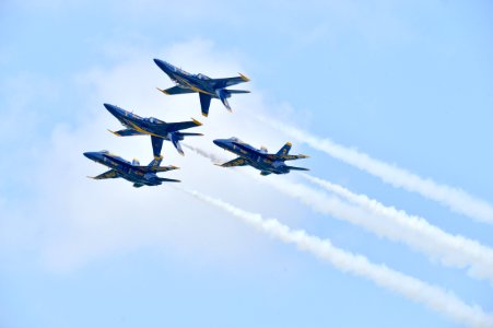 The Blue Angels perform the Double Farvel maneuver during a practice for the Sioux Falls Airshow. (27922091234)