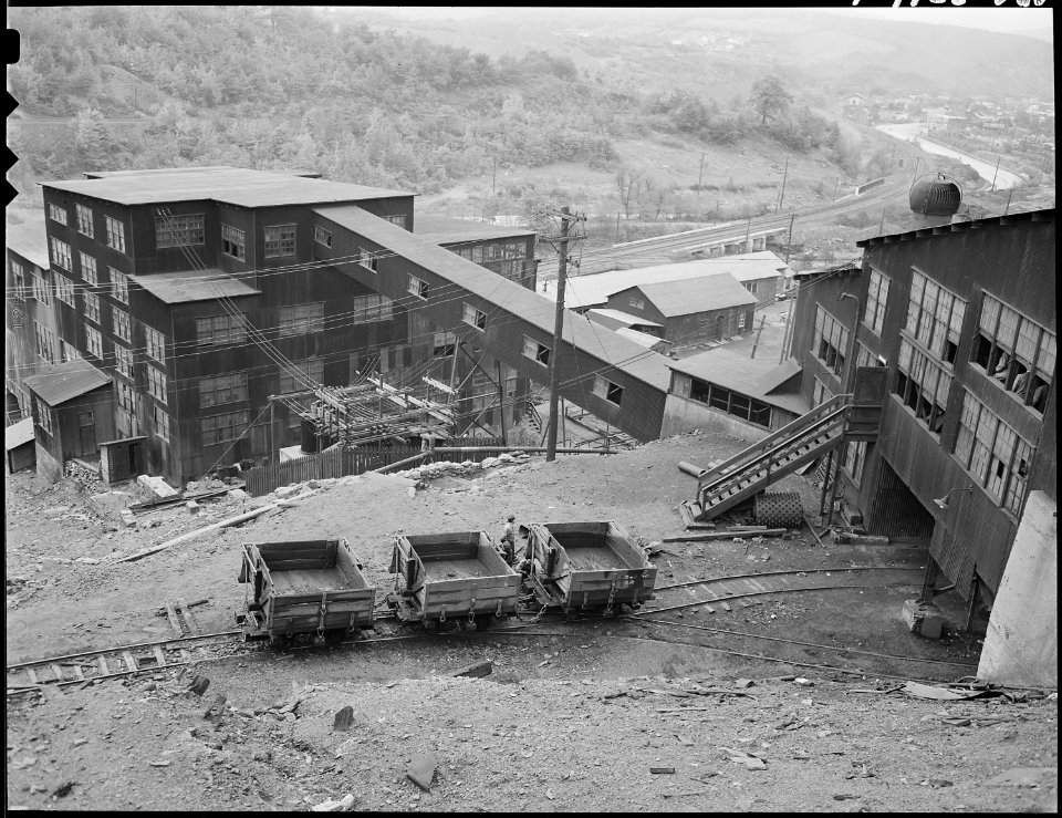 The breaker plant. The St. Clair Coal Company, St. Clair Colliery, St. Clair, Schuylkill County, Pennsylvania. - NARA - 541528