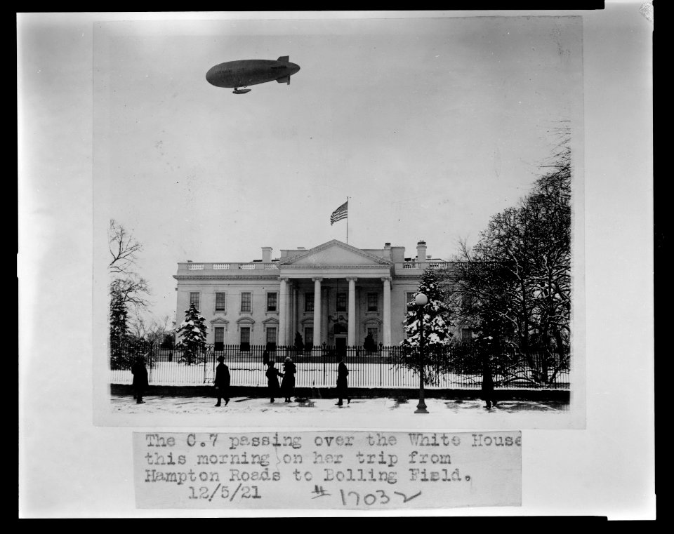 The C 7 passing over the White House this morning on her trip from Hampton Roads to Bolling Field LCCN2010648435
