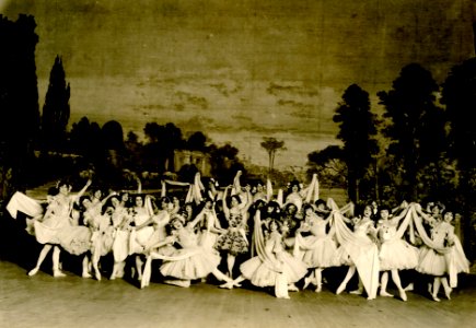 The Chicago Grand Opera Company performs Grand Divertissement (SAYRE 12355)