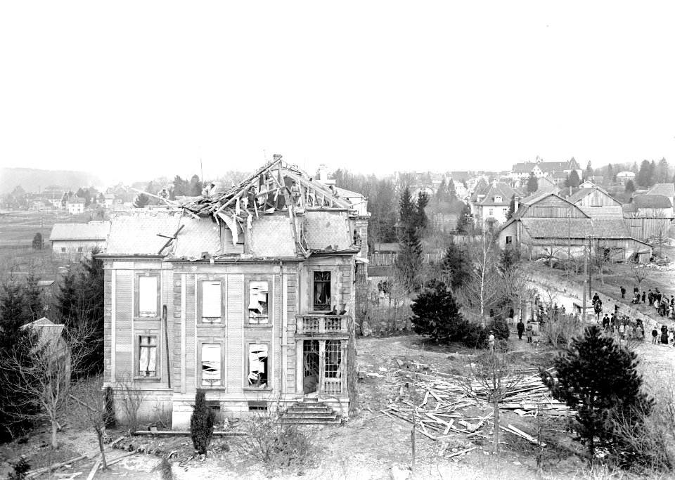 Seitenansicht des zerstörten Hauses Theurillat - CH-BAR - 3240416