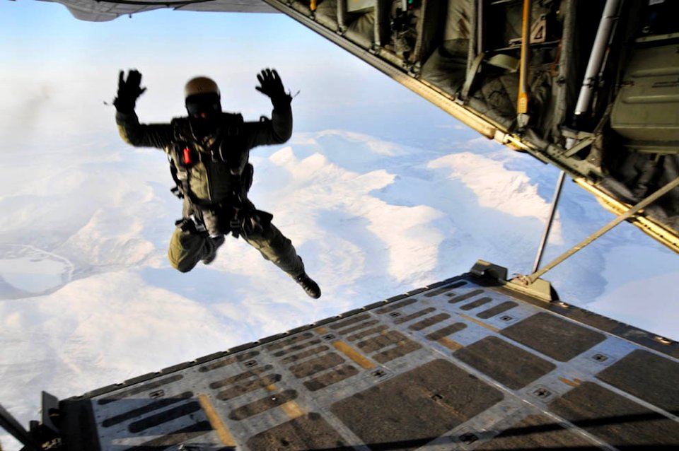 Selas are jumping from airplane