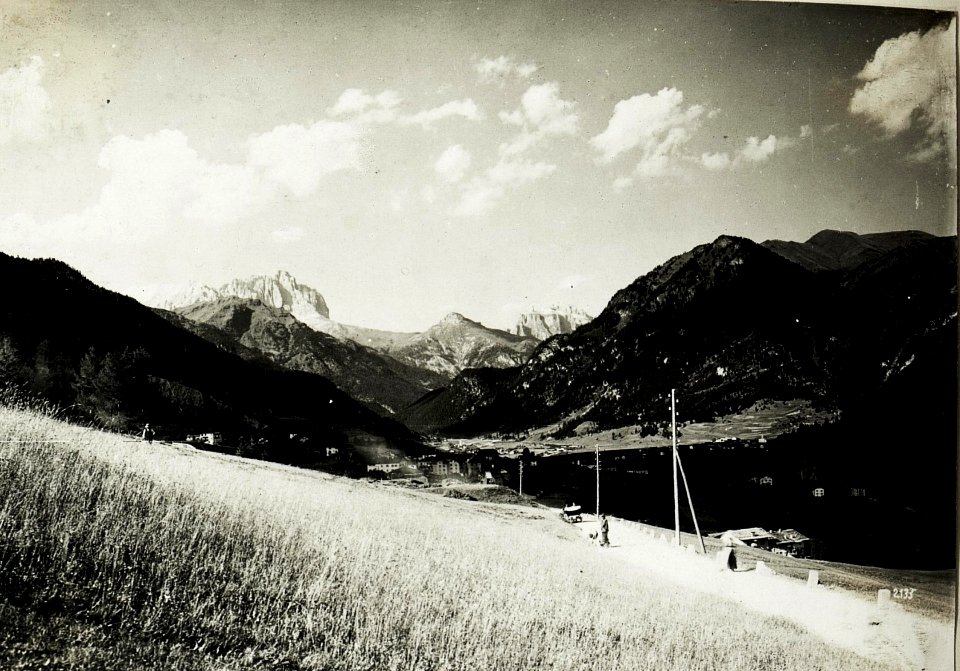 Sellagruppe und Langkofel mit Rodella von dem Sellajoch. Im Vordergrund Vigo di Fassa von der Karerseestraße aus. (BildID 15587973)
