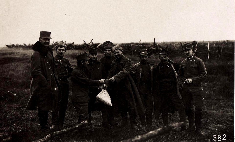 Selling food to the Russians in Pawlowieczi (BildID 4816497)