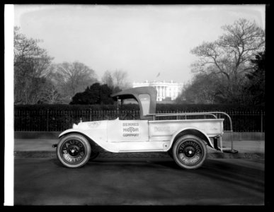 Semmes Motor Co., service wagon, (in front of White House, Washington, D.C.) LCCN2016823887 photo