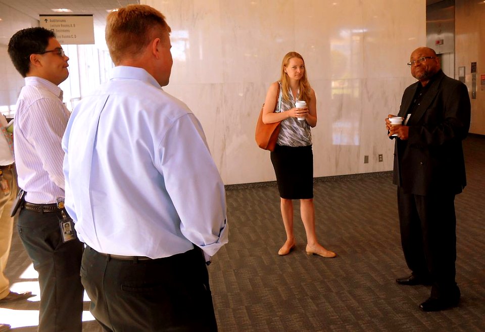 Sen staff visit 0813 1 (20387010210)