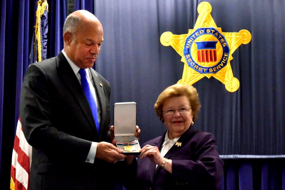 Sen. Barbara Mikulski Receives DHS Distinguished Public Service Award (30119284473)