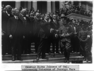 Sen. Hiram Johnson of Calif. on the steps of the U.S. Capitol addressing Veterans of Foreign Wars who presented a bonus petition at the Capitol - prominent in the group are Congressman LCCN2002695661