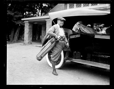 Sen. Newberry in golf clothes and his machine. June 29, 1922 LCCN2016891507
