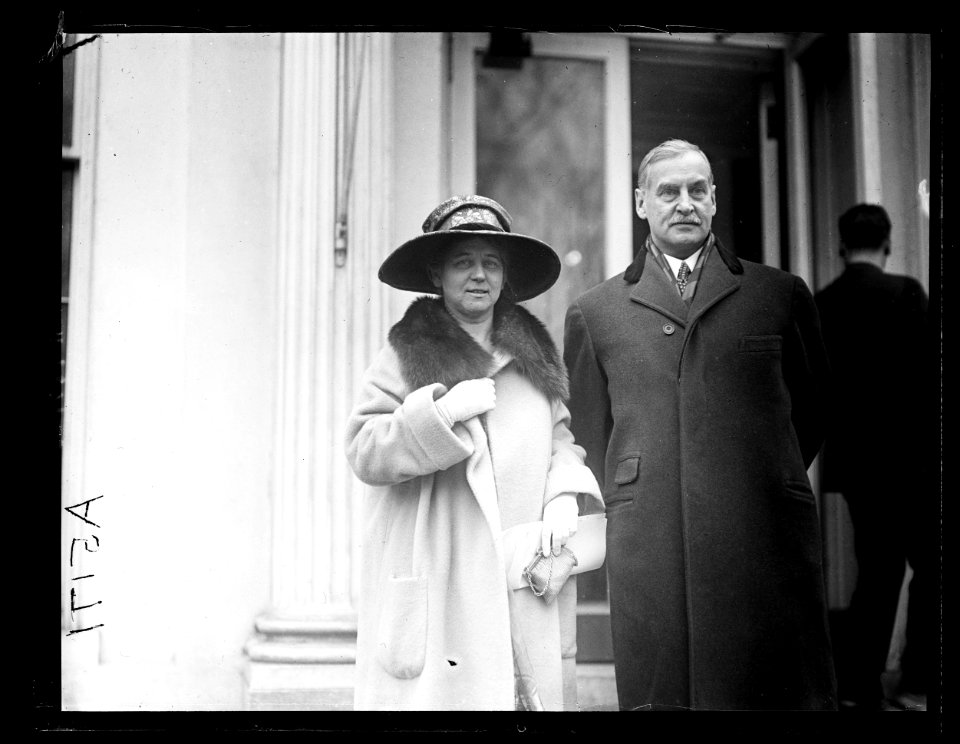 Sen. Pepper of Pa. introduced Mrs. Violet Oakley the celebrated Phila. painter to Pres. Harding (White House, Washington, D.C.) LCCN2016891933