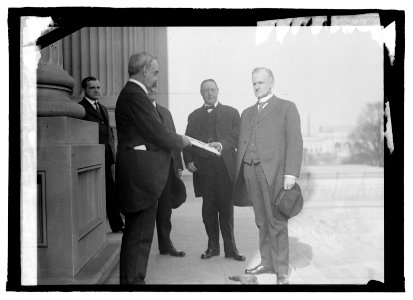 Sen. Saulsburg handing final electorial vote of Maine to Secty. To V.P. Marshall Sen. Fernand in C(...) LCCN2016821703