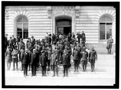 SENATE OFFICE BUILDING. GROUP OF SOLDIERS ON STEPS WITH SENATORS McNARY; WARREN; CHAMBERLAIN; UNIDENTIFIED; McKELLAR LCCN2016869229