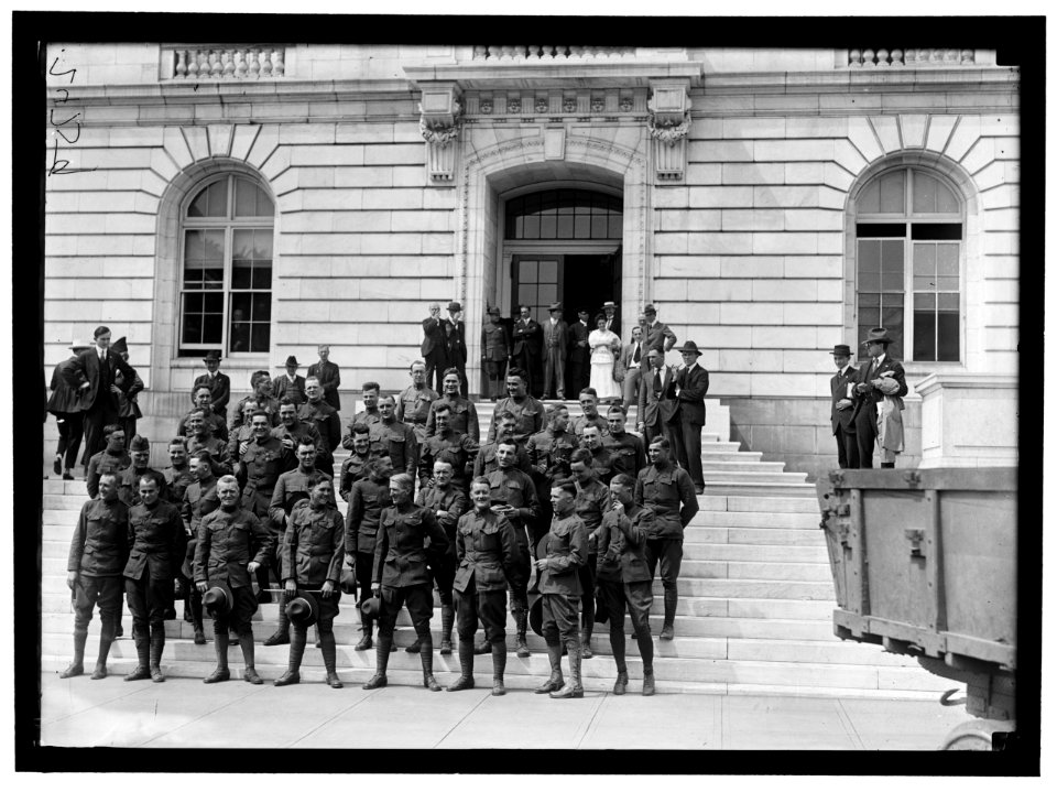 SENATE OFFICE BUILDING. GROUP OF SOLDIERS ON STEPS WITH SENATORS McNARY; WARREN; CHAMBERLAIN; UNIDENTIFIED; McKELLAR LCCN2016869228