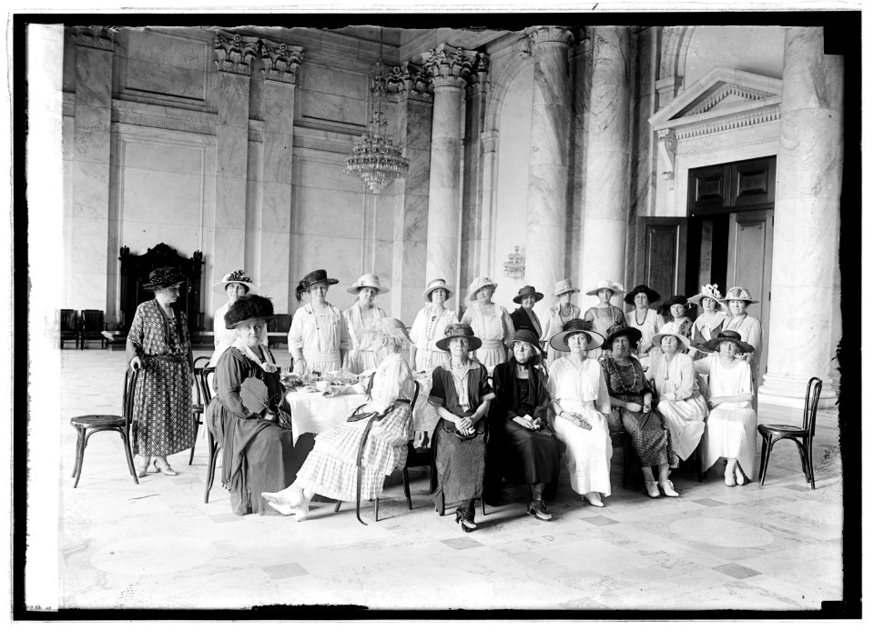 Senate ladies, 8-1-22 LCCN2016846597