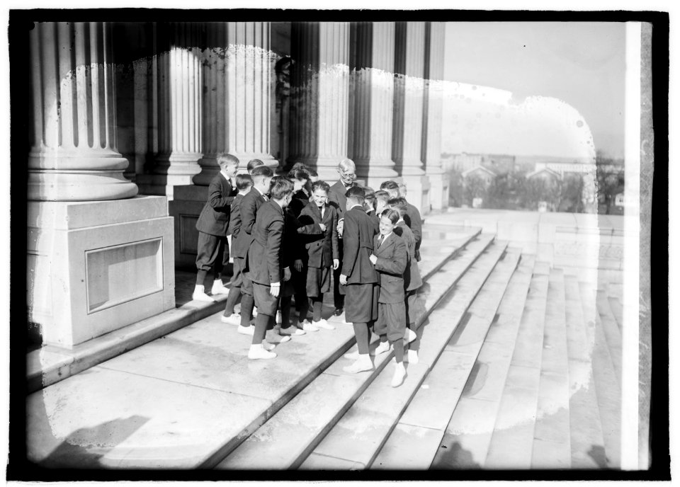 Senate pages & Marshall, 1920 LCCN2016844861