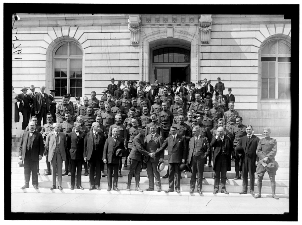 SENATE OFFICE BUILDING. GROUP OF SOLDIERS ON STEPS WITH SENATORS McNARY; WARREN; CHAMBERLAIN; UNIDENTIFIED; McKELLAR LCCN2016869230
