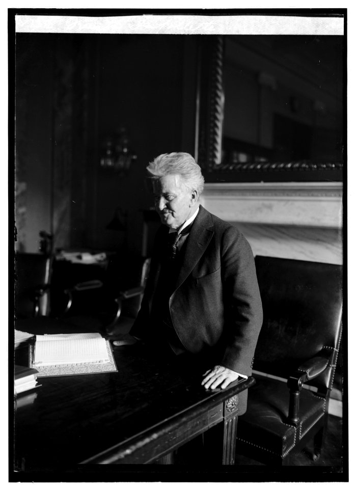 Senator LaFollette LCCN2016846986