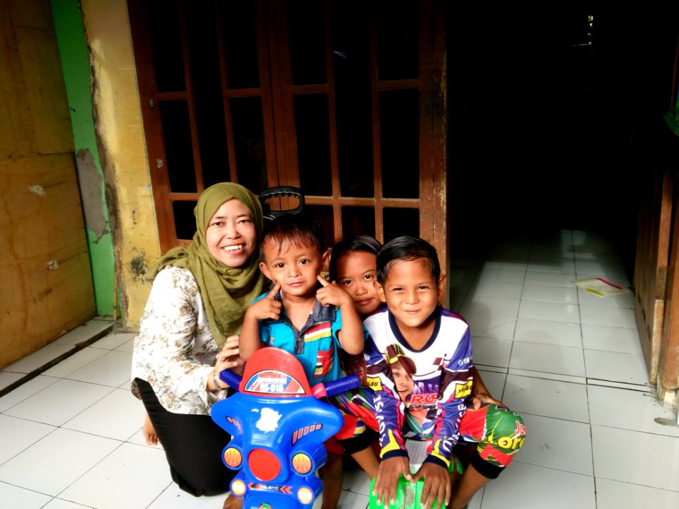 Senyum riang anak-anak di Desa Sarakan, Kabupaten Tangerang (36438358451)