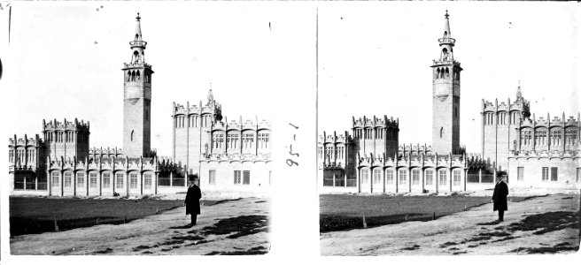 Senyor Martí davant de la fàbrica Casaramona