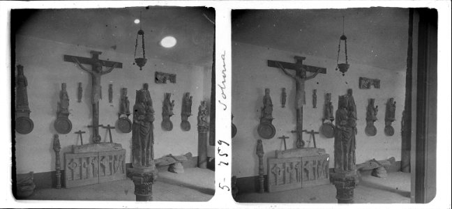 Sepulcre , creu i altres objectes de caire religiós a l ' interior del museu diocesà de Solsona