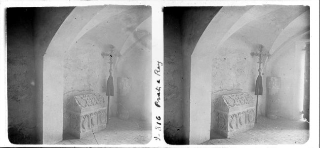 Sepulcre a l ' interior de l'església de Prats de Rei