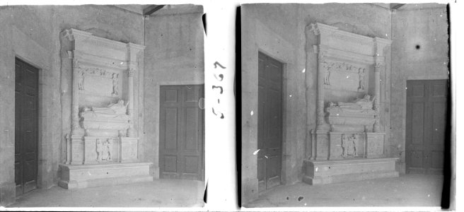 Sepulcre a un mur del museu diocesà de Barcelona