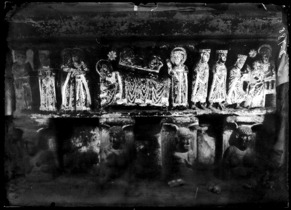 Sepulcre adorant amb relleus antiga tomba de Sant Ramón