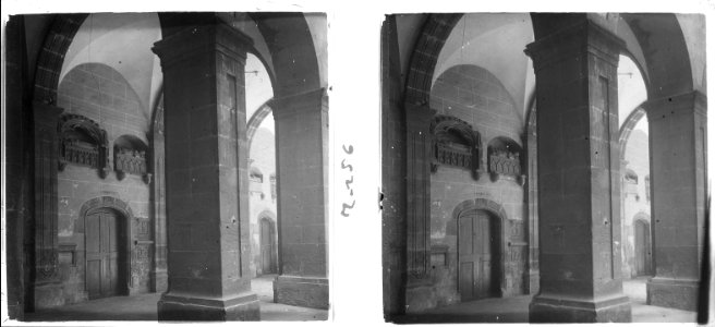 Sepulcre al pòrtic del monestir de Montserrat